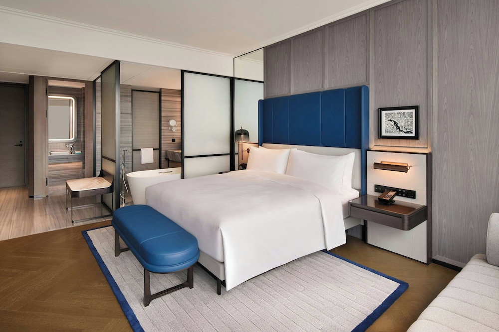 Deluxe Room, 1 King Bed, Canal View photo 3