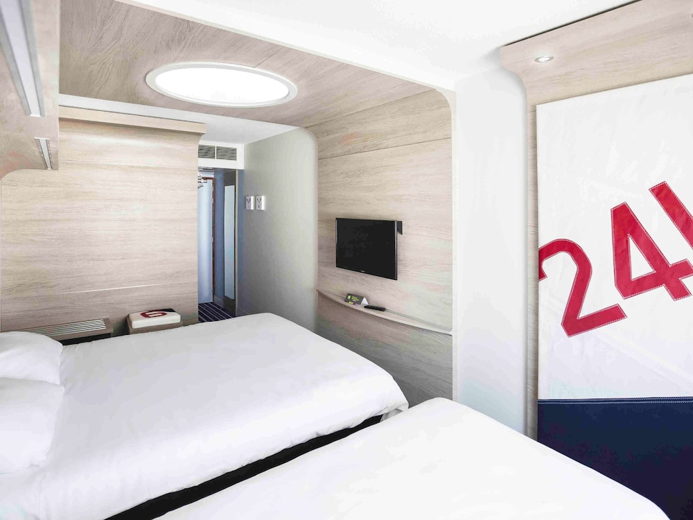 Standard Room, Multiple Beds - Photo 1