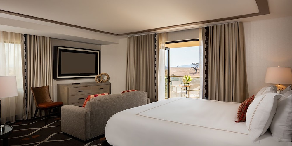 Suite, 1 King Bed (Corner Balcony)
