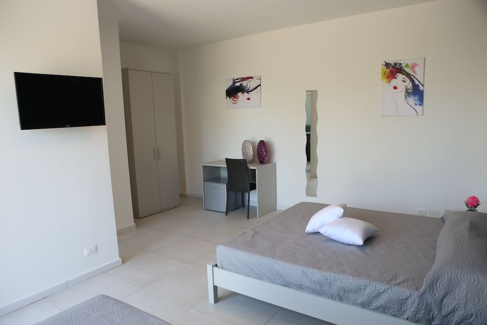 Deluxe Triple Room, Garden View - Photo 11