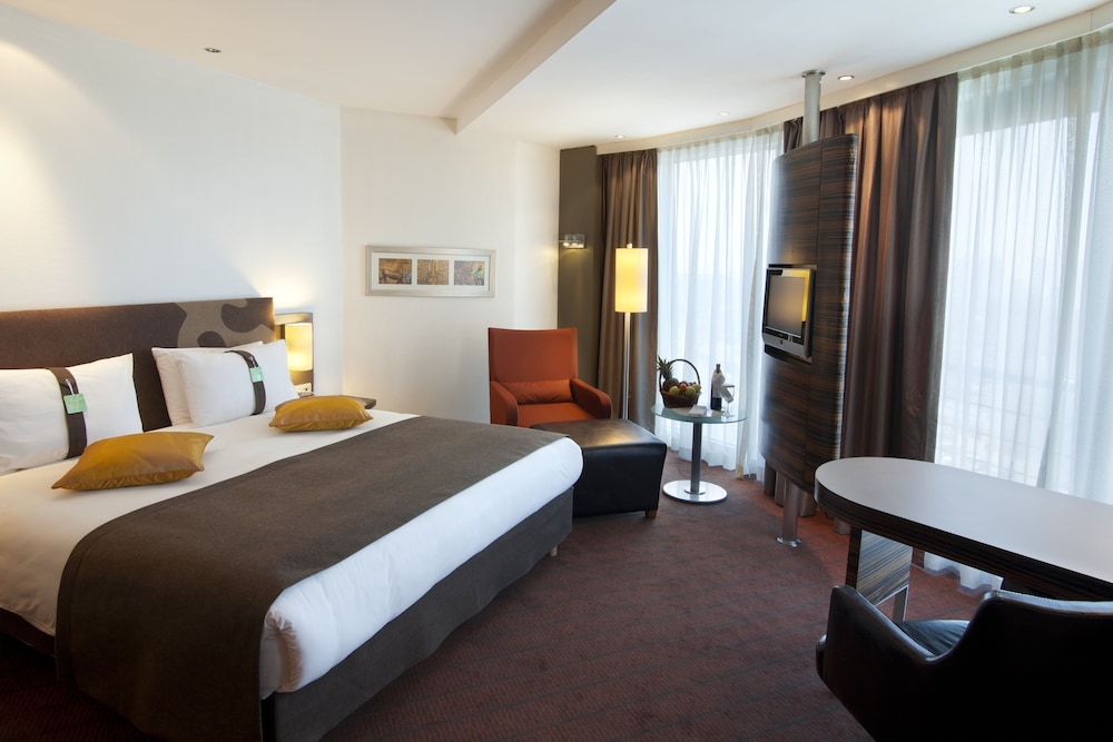 Suite, 1 King Bed, Non Smoking - Photo 2