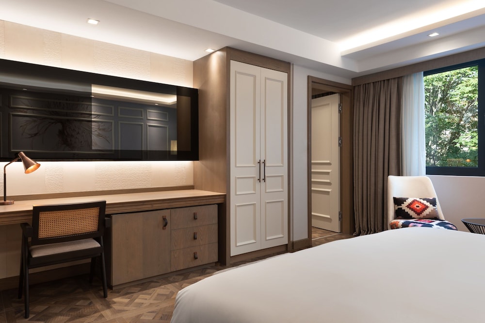 Suite, 1 King Bed with Sofa bed, Courtyard View thumbnail 6