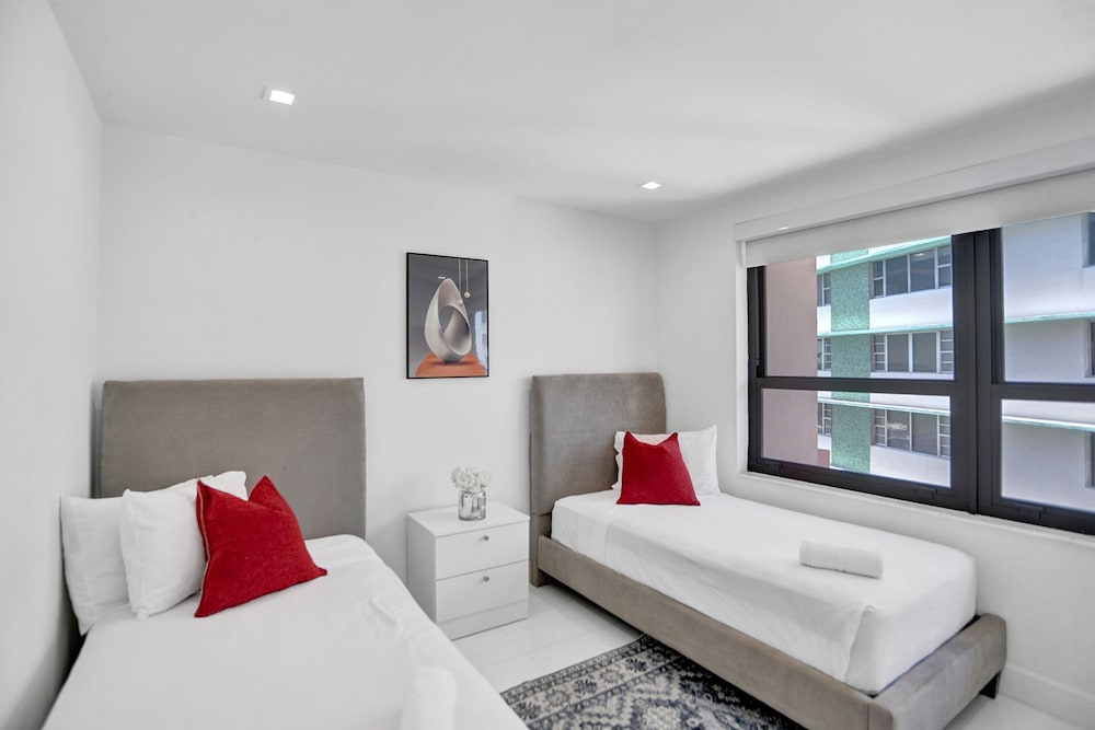 2BR/2BA condo with beach service 1616