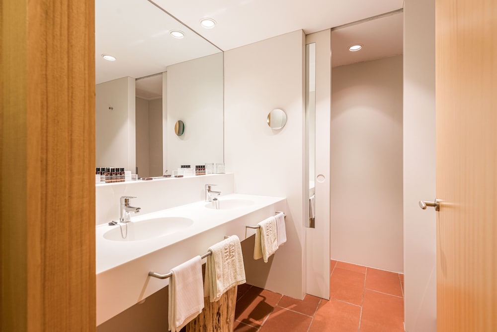 Standard Double Room - Photo 13