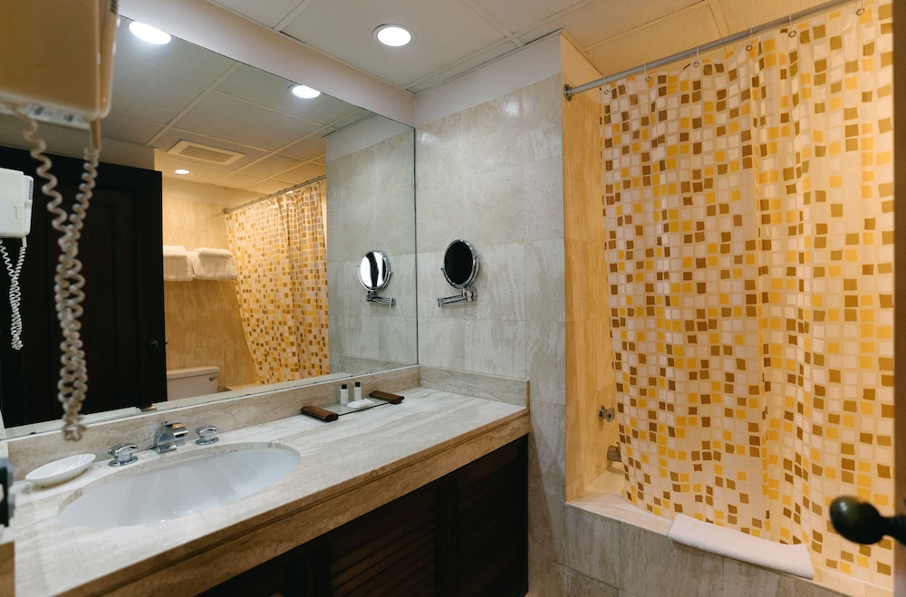 Deluxe Room - Photo 13