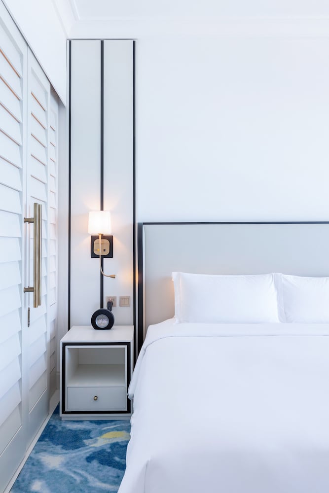 Club Room, 1 King Bed, Balcony, Partial Sea View