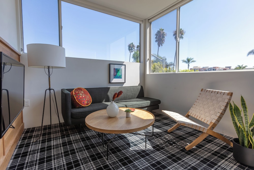 Signature Studio, City View - Photo 17