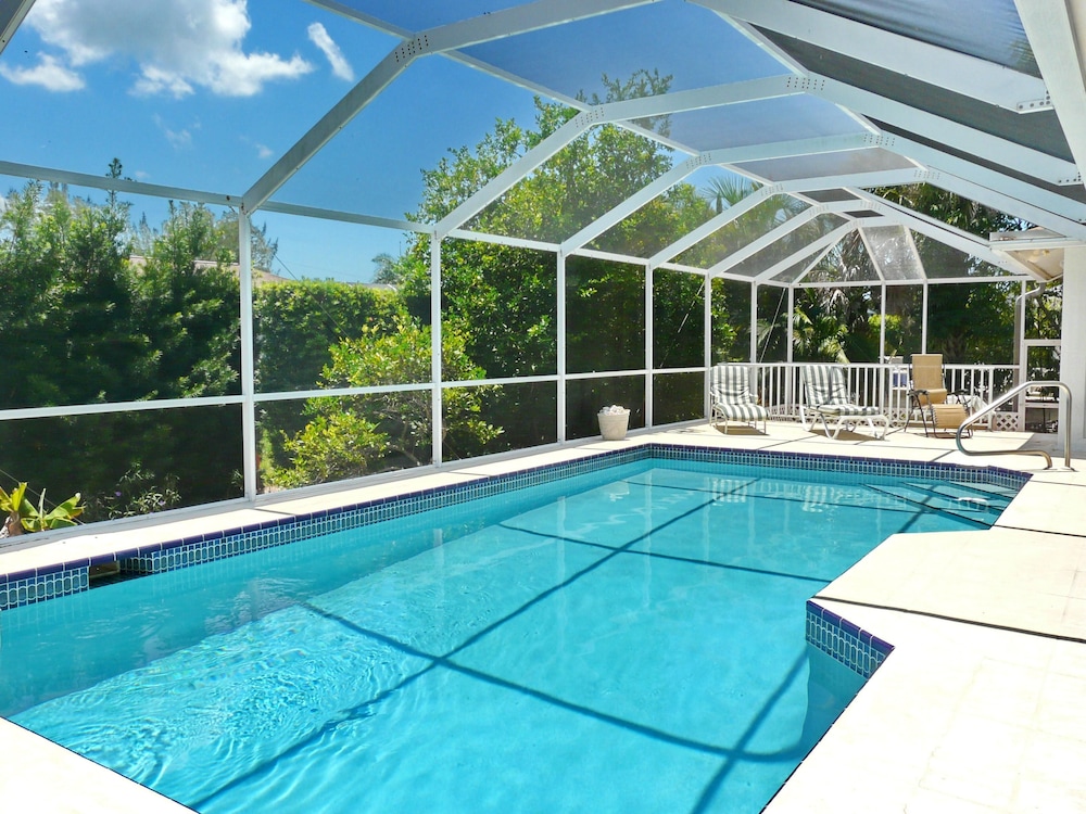 House, Multiple Beds (Inviting, quiet home in with pool and)