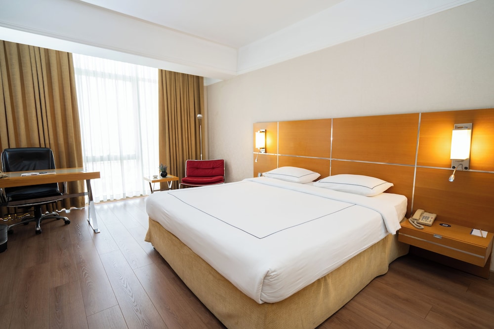 Superior Room, 1 King Bed photo 1