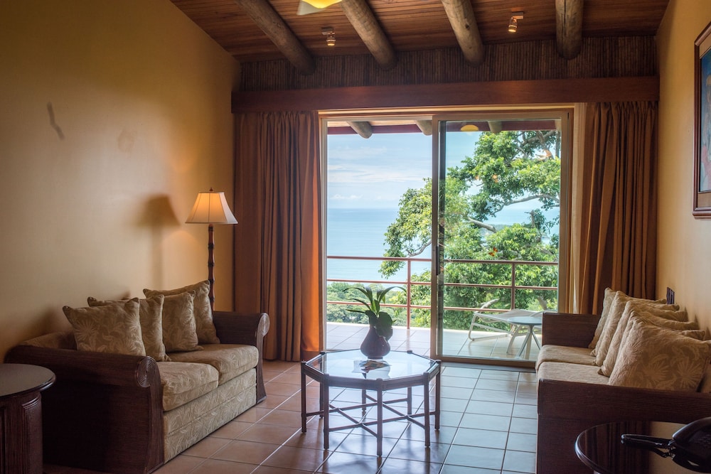 Deluxe Plus, 1 King Bed, Balcony, Sea Facing - Photo 3