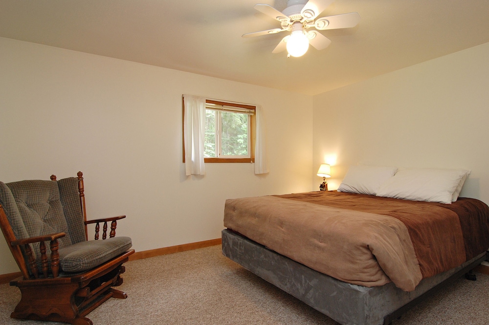 Eagles Nest 1 Bedroom Cabin - Full Log Bed photo 1
