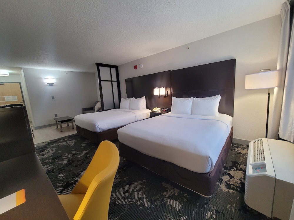 Suite, 2 Queen Beds, Non Smoking photo 2