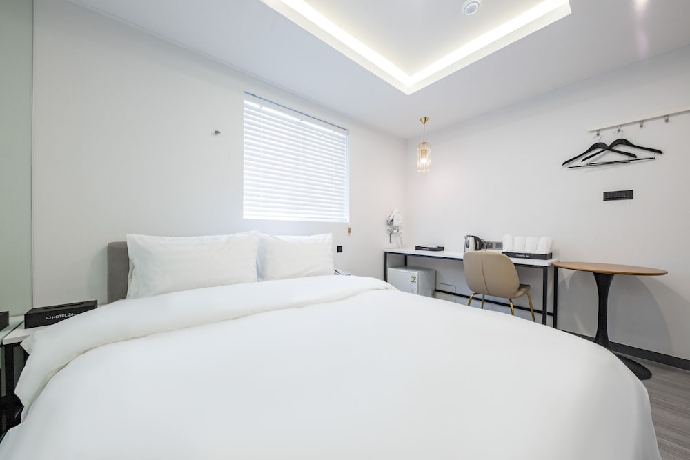 Standard / Free Ramyeon, Netflix, Free Laundry & Dry, Free Amenities - Photo 2