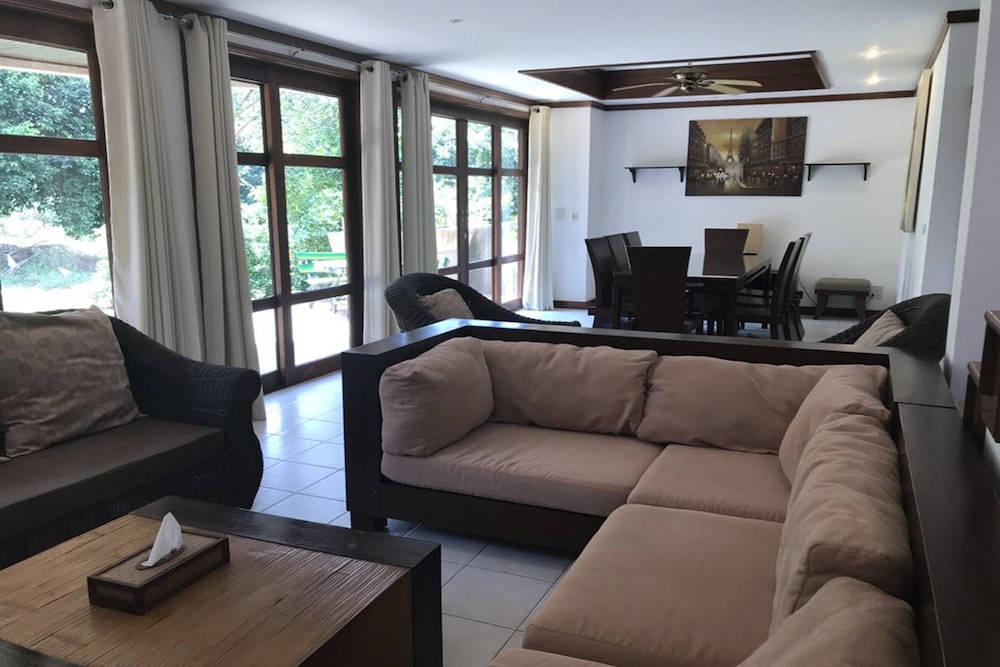 4 Bedrooms Villa