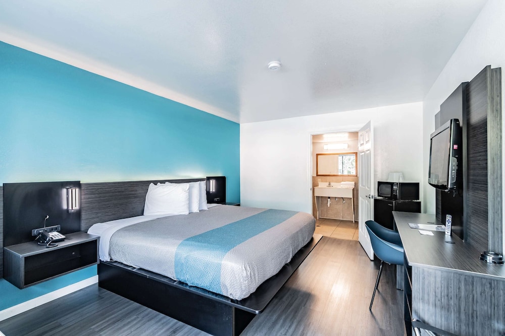 Deluxe Room, 1 King Bed, Non Smoking - Photo 3