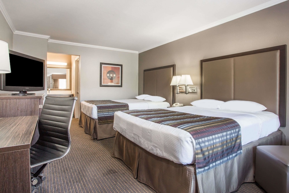 Standard Room, 2 Queen Beds photo 3