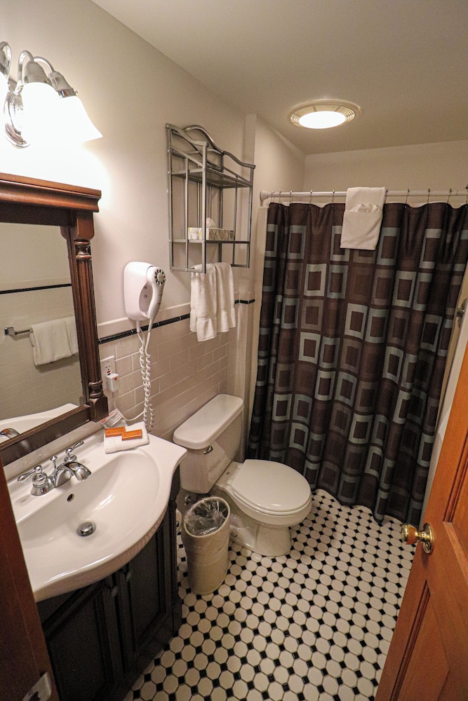 Cabins on the Commons 1 King with 3/4 Bath photo 2