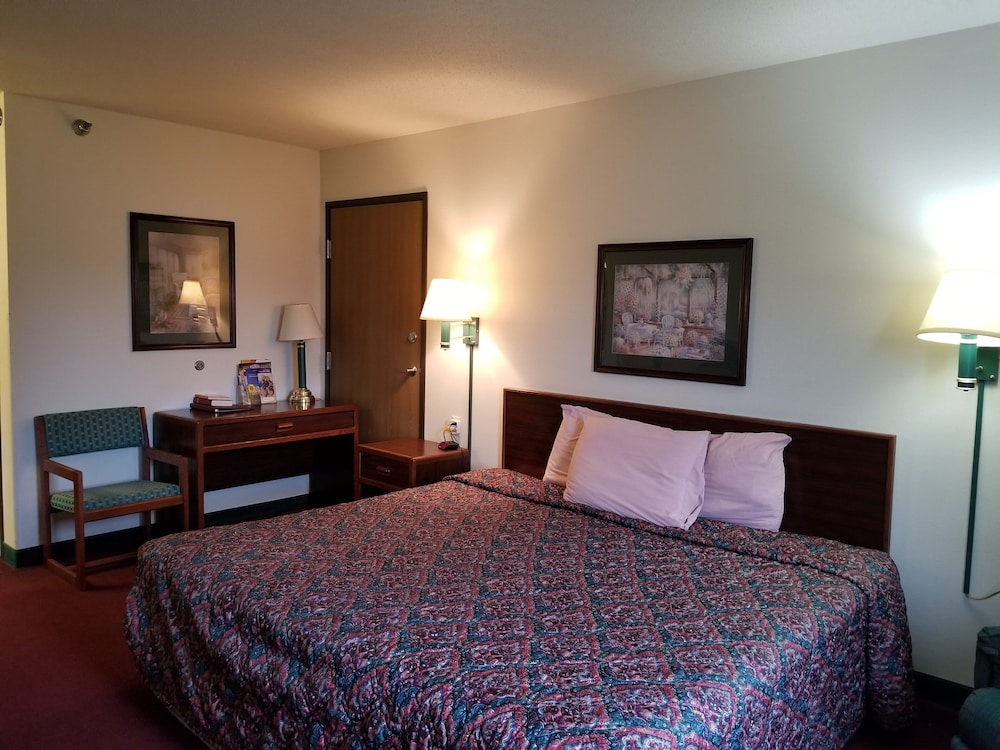 Standard Room, 1 King Bed, Non Smoking - Photo 1