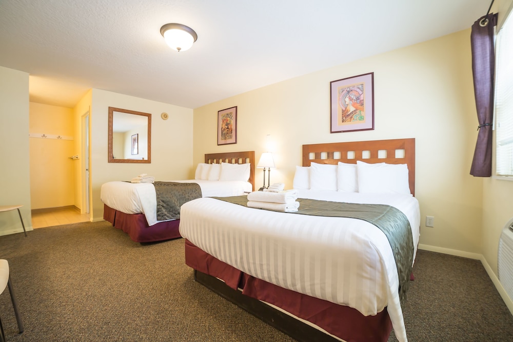 Classic Room, 2 Queen Beds photo 2