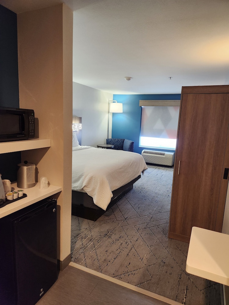 Standard Room, 1 King Bed - Photo 5