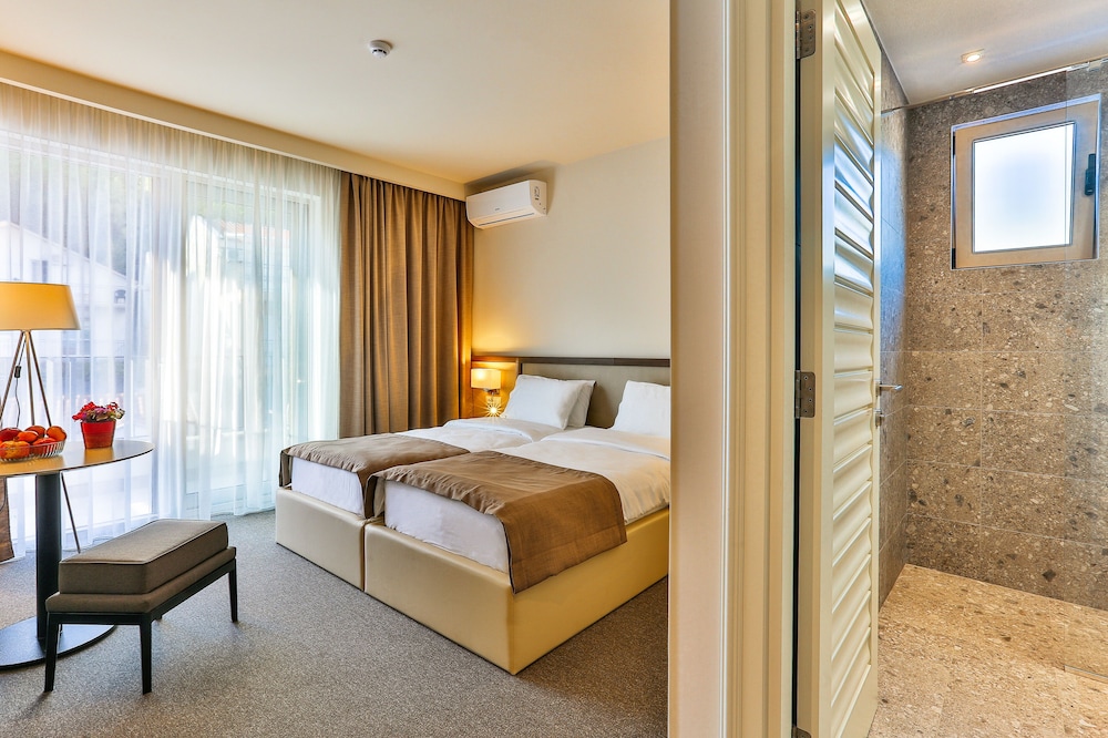 Standard Double or Twin Room - Photo 5