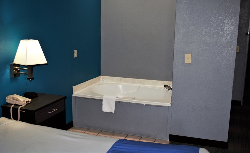 Suite, 1 King Bed, Hot Tub - Photo 4