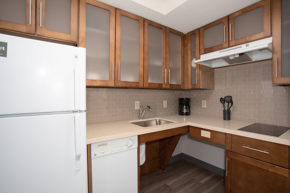 Suite, 1 Bedroom, Mobility Accessible, Kitchen (Communications) - Photo 4