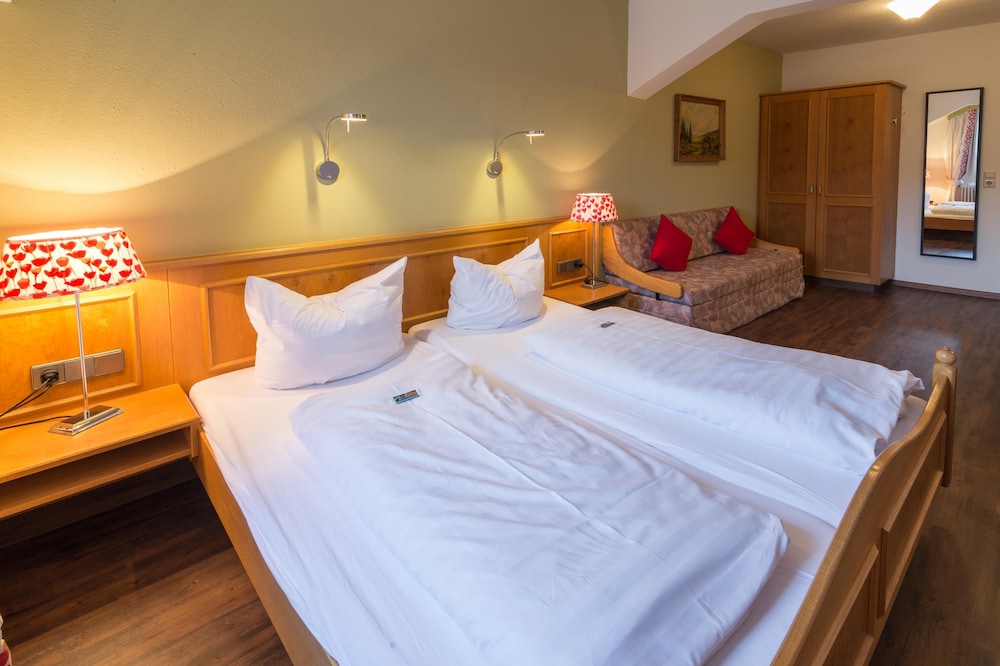 Comfort Room, 1 Queen Bed With Sofa Bed photo 2