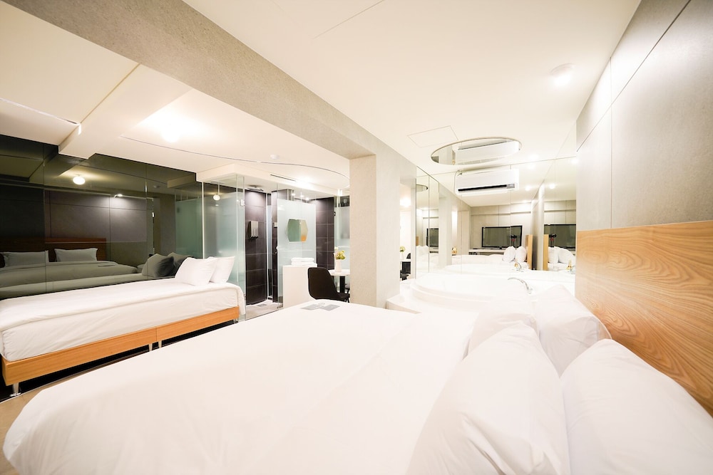 Deluxe Family Spa - Photo 4