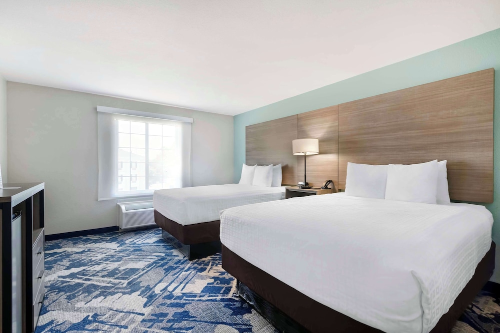 Family Suite, 2 Queen Beds, Non Smoking (with Sofabed) - Photo 2