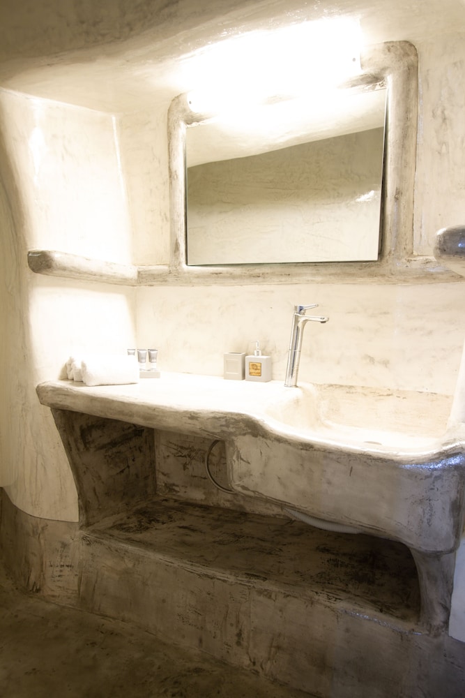 Elegant Suite Caldera View - Photo 22