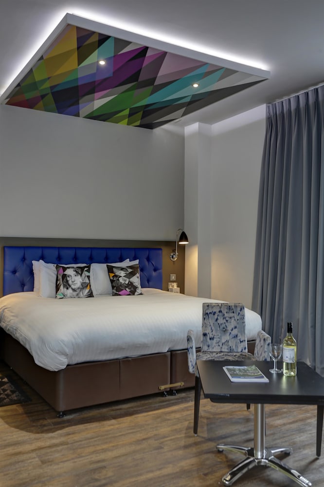 Standard Room, 1 King Bed, Non Smoking (Converts to 2 Twin Beds) - Photo 1