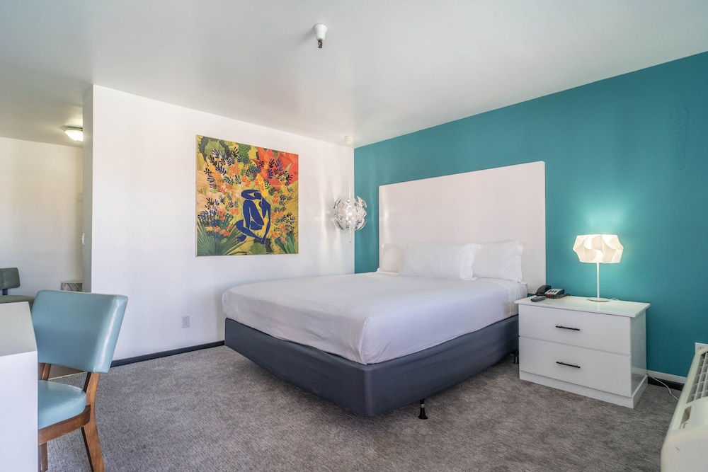 Standard Room, 1 King Bed - Photo 5