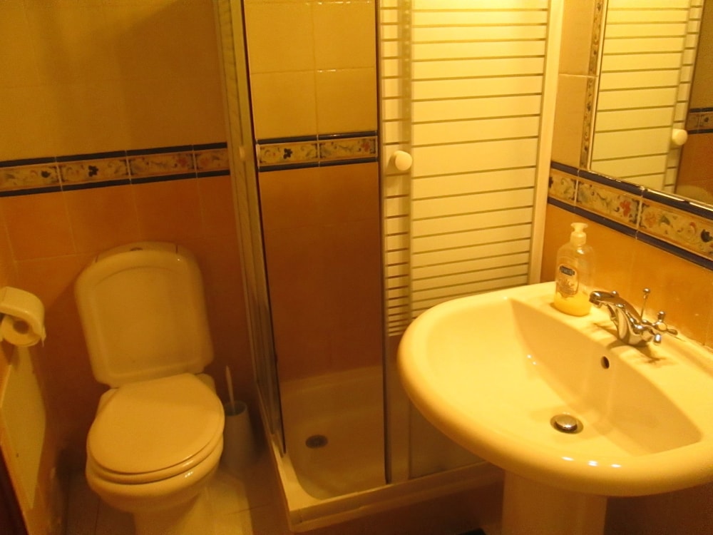 Single Room, Shared Bathroom photo 3