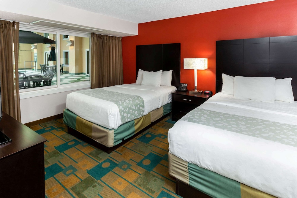 Poolside suite, 2 Room Suite, 2 Full Sized Beds, Sofa Sleeper, MW/RF