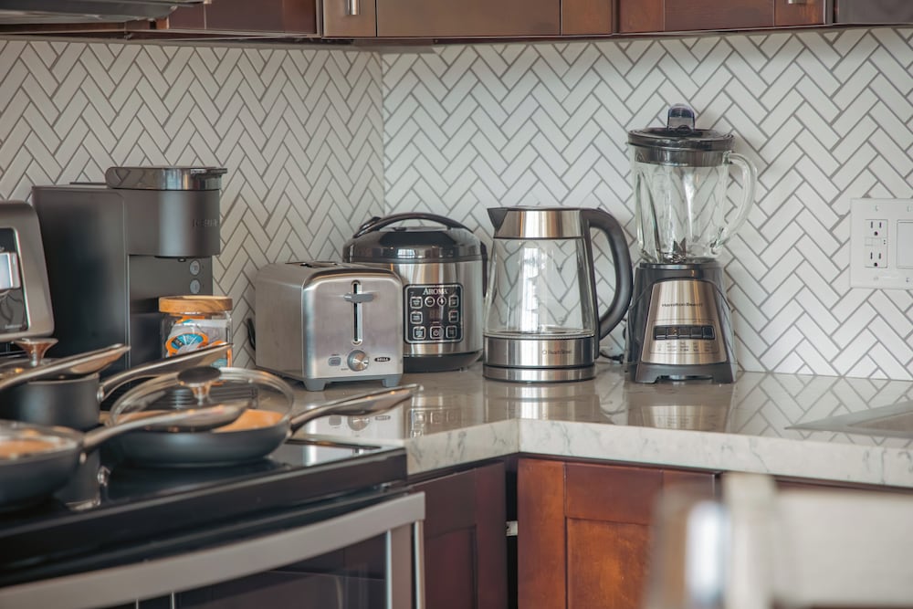 Premium Remodeled Condo with Ocean View and Parking: Condo, 1 Bedroom, Mountain View (0122) photo