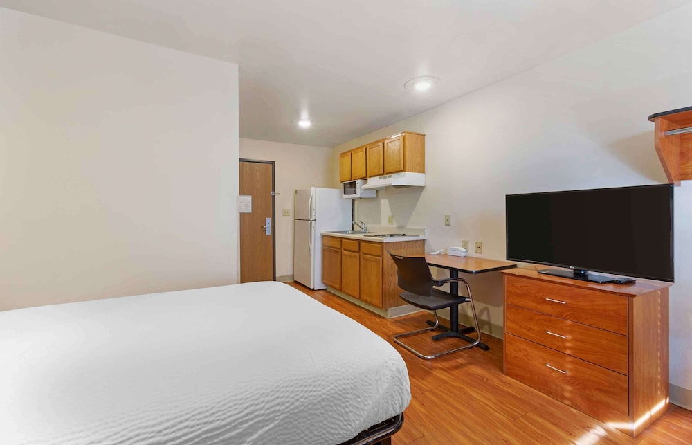 Standard Studio, 1 Double Bed, Non Smoking, Refrigerator & Microwave photo 3