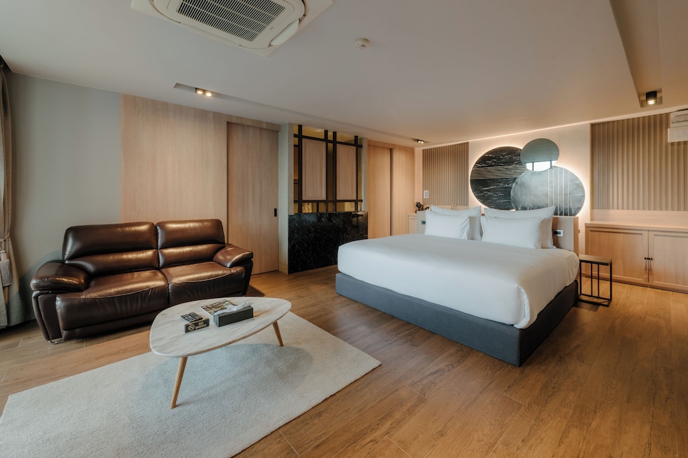 Deluxe Room, 1 King Bed, Non Smoking, Pool View - Photo 1