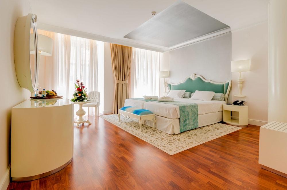 Superior Twin Room (Chiado Square View)