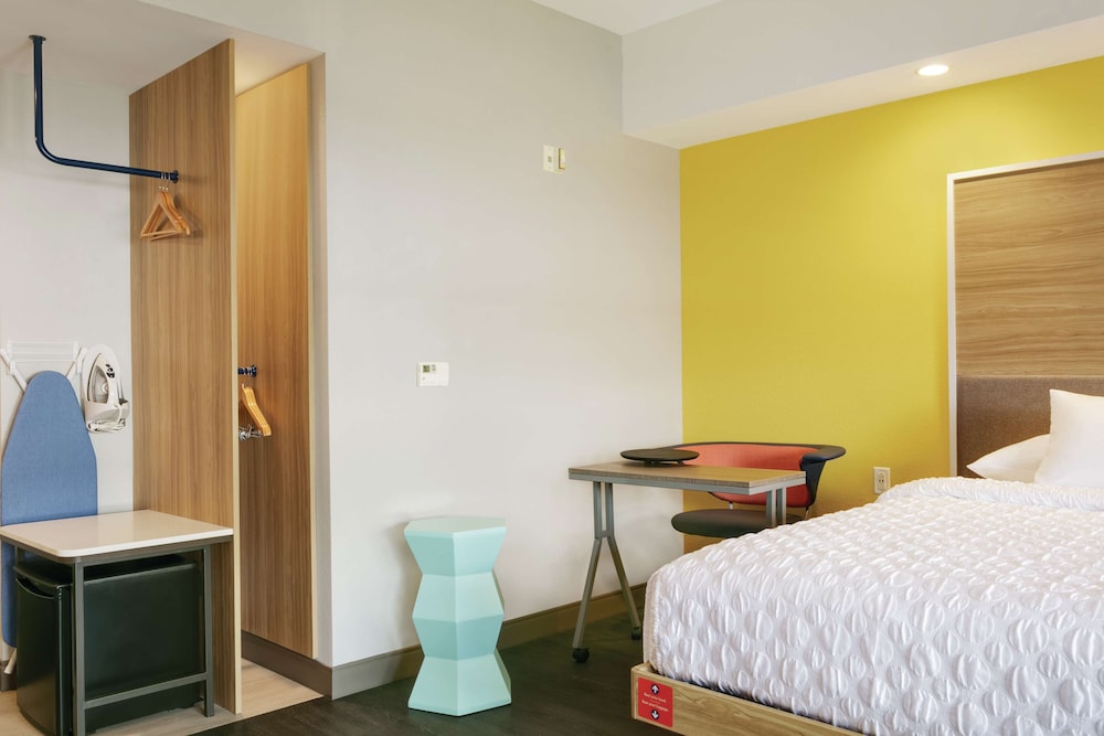 Room, 1 King Bed, Accessible (Hearing, Roll-in Shower) photo 3