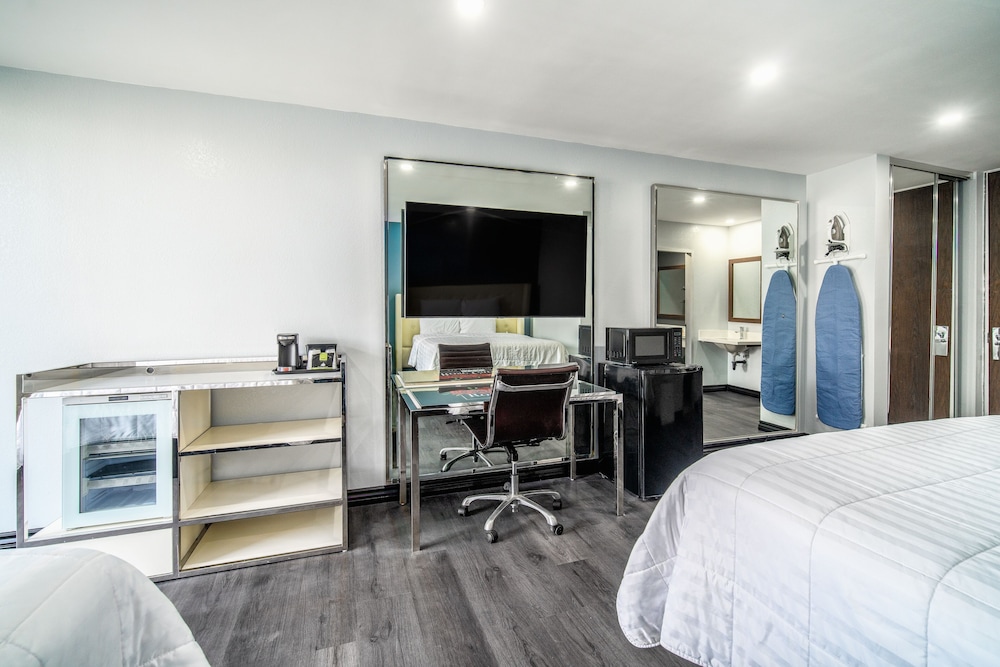 Standard Room, 2 Queen Beds, Accessible - Photo 2