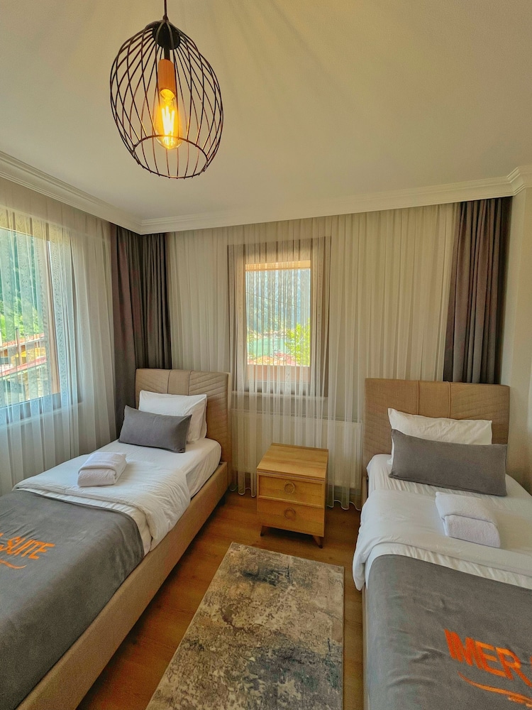Lake View King Suite photo 2