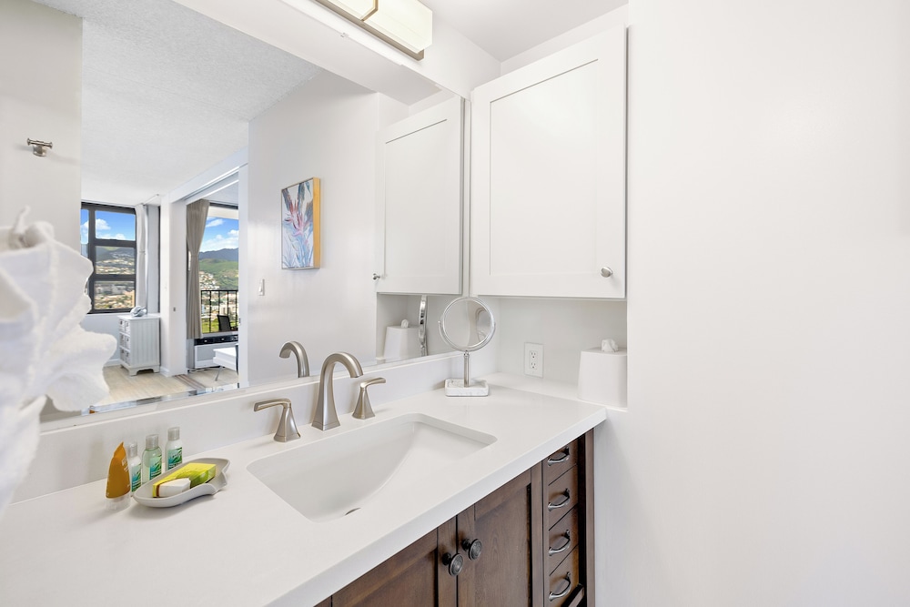 High Floor Mountain View Condo with 2 Beds and Parking: Apartment, 1 Bedroom, Air conditioning, Mountain View (0061) photo