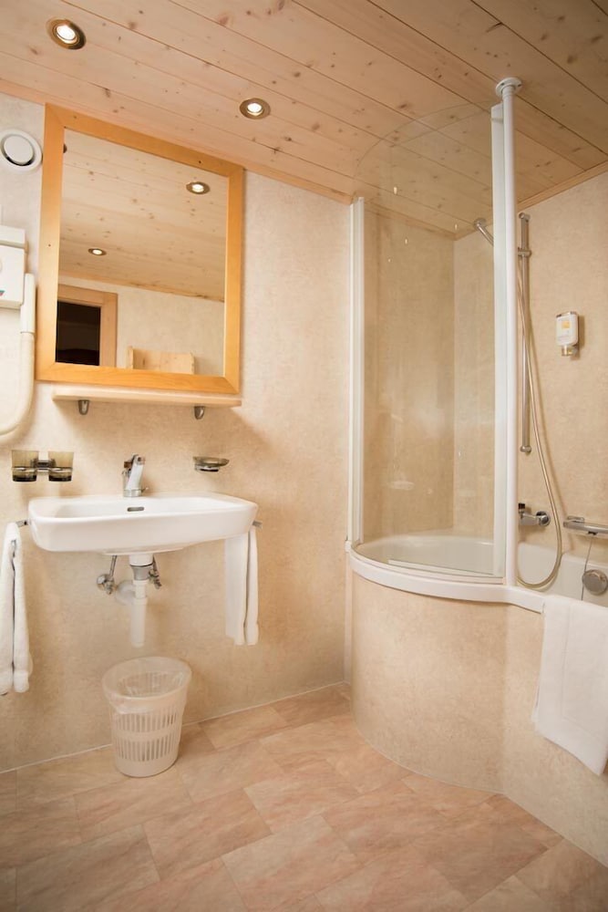 Family Double or Twin Room, 1 Double Bed with Sofa bed, Private Bathroom, City View photo 1