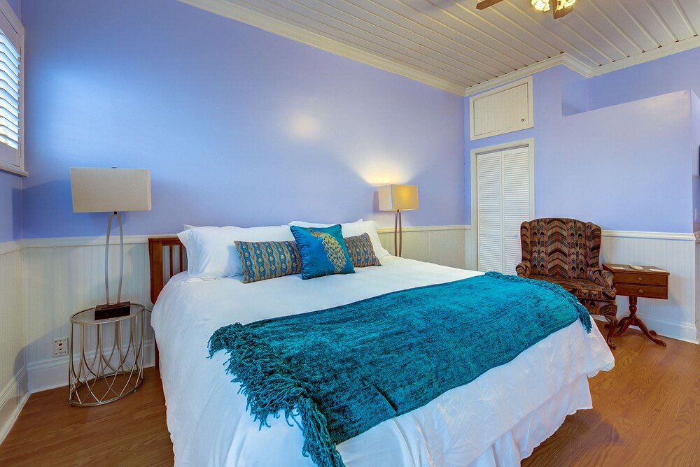 Luxury Suite, 1 King Bed, Jetted Tub