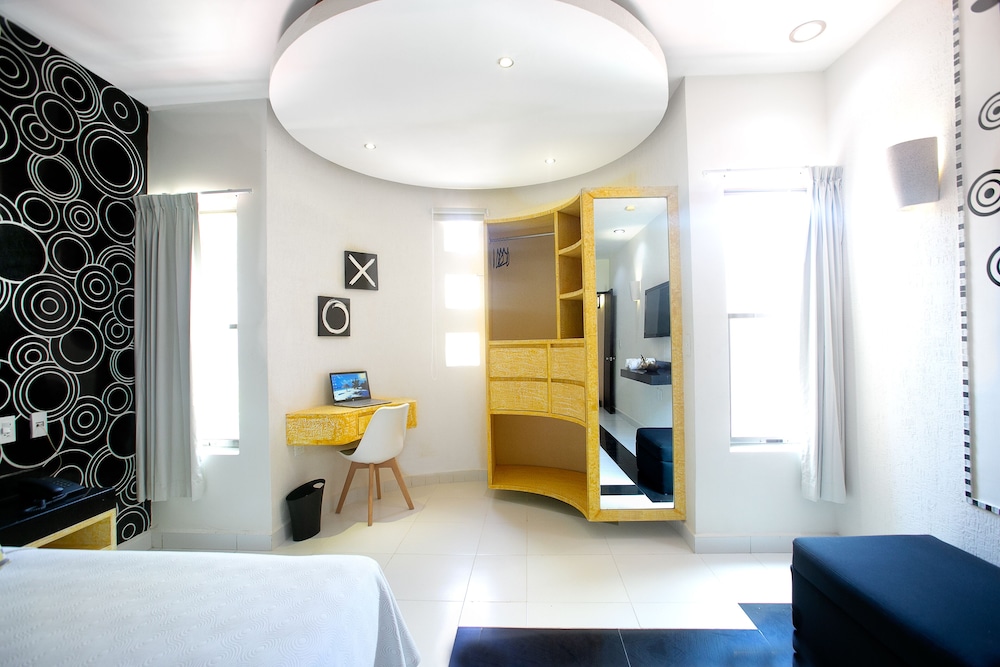 Suite - Photo 10