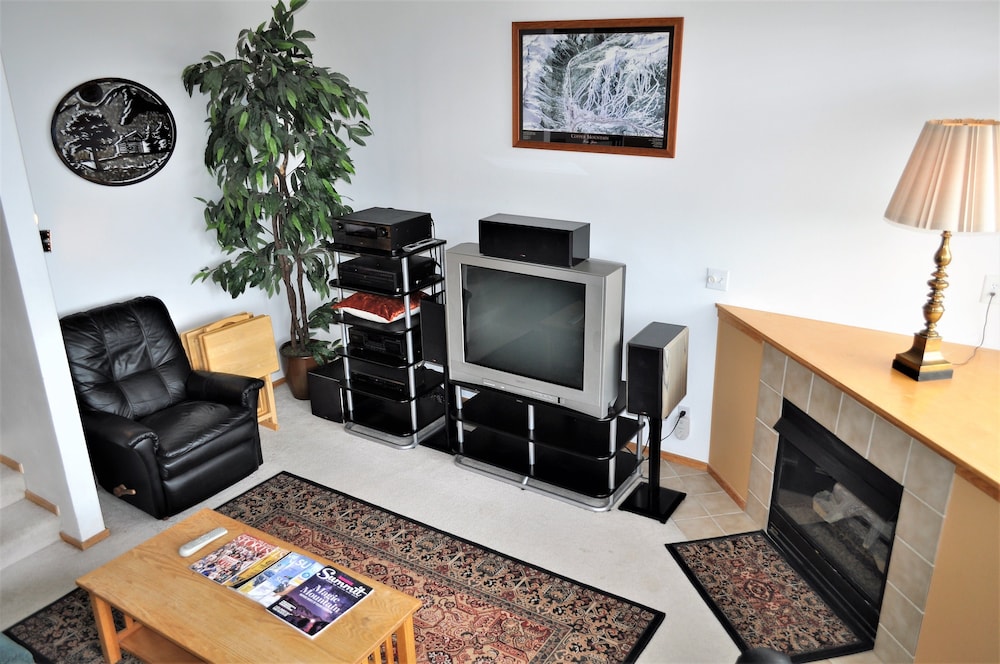 House, Multiple Beds (Forest Park 3 bed 4 Bath Twnhm HTJM) photo 2