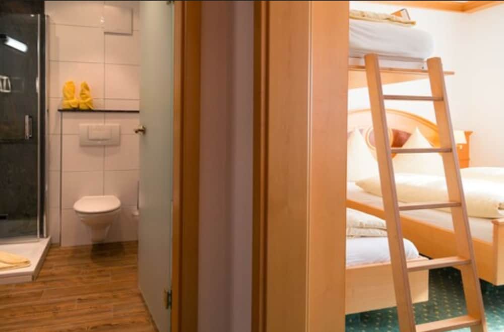 Superior Quadruple Room (Air-conditioning) photo 3