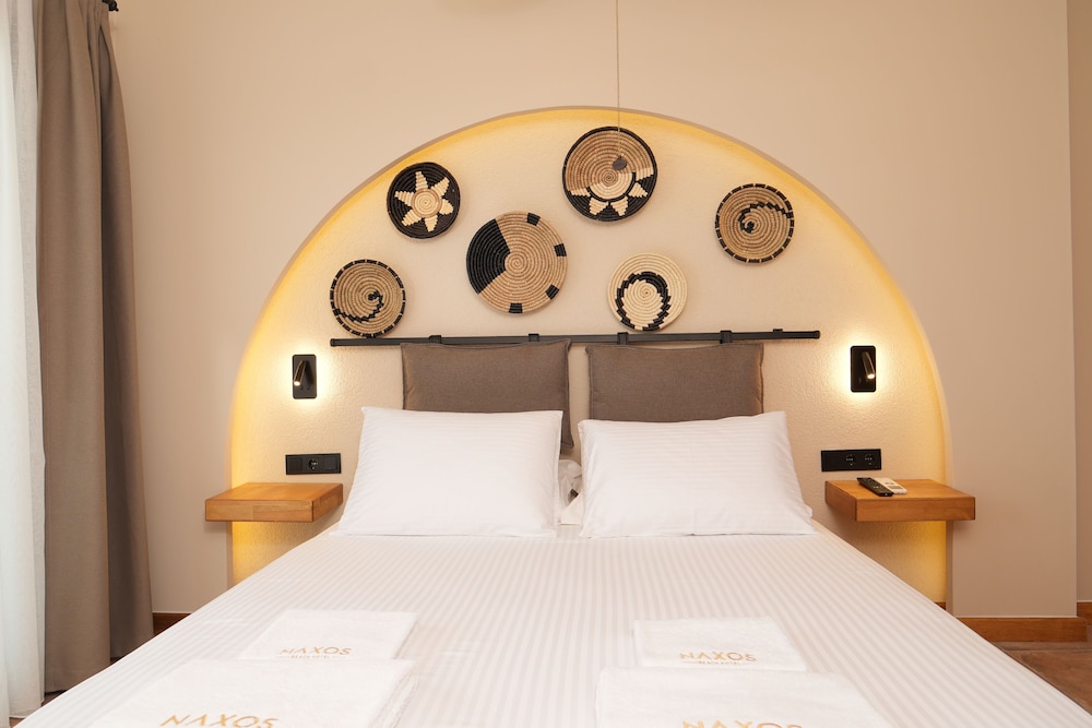 Royal Room, 1 Queen Bed, Partial Sea View, Beachfront
