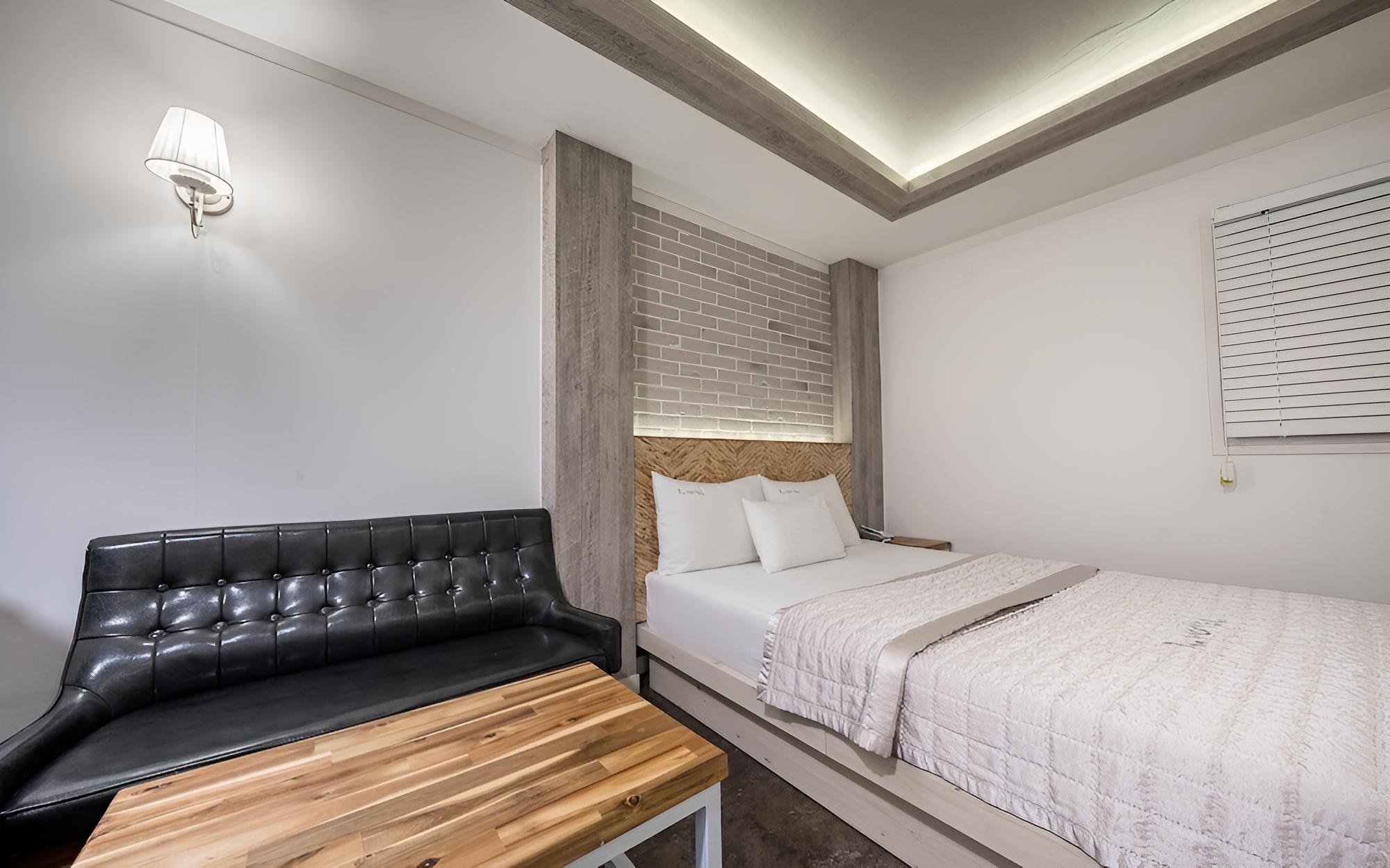 Room (Suite B (2 PC Massage Chair Spa Tub)) photo 2